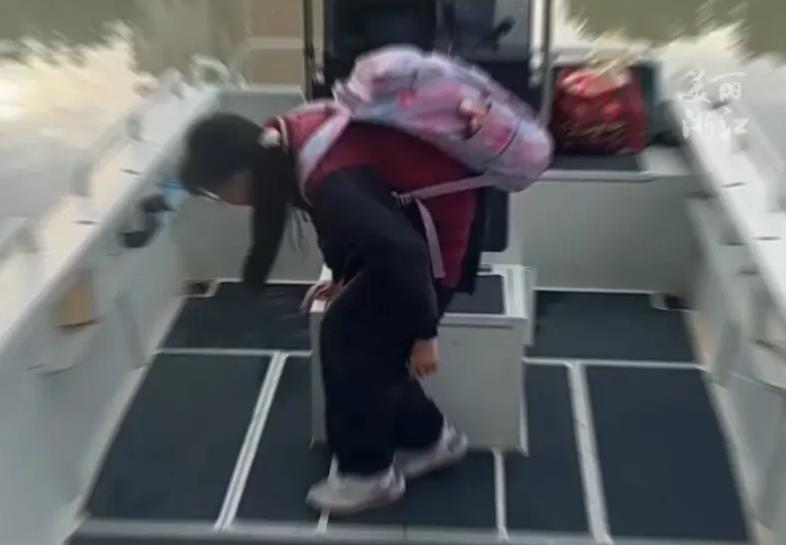 家长怕堵车开船接送女儿上学