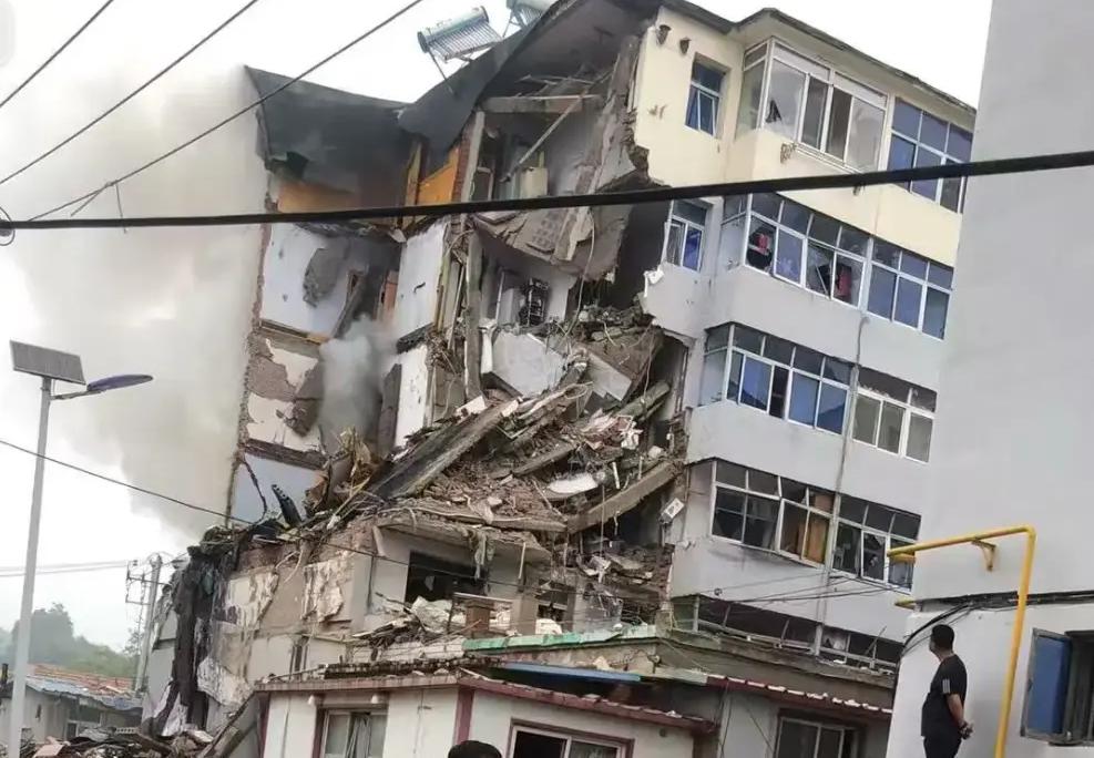 辽宁葫芦岛居民楼爆炸 多层楼被炸毁