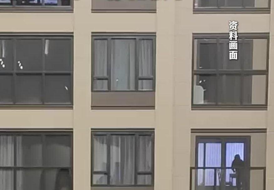 男子在家全裸被邻居拍照发业主群