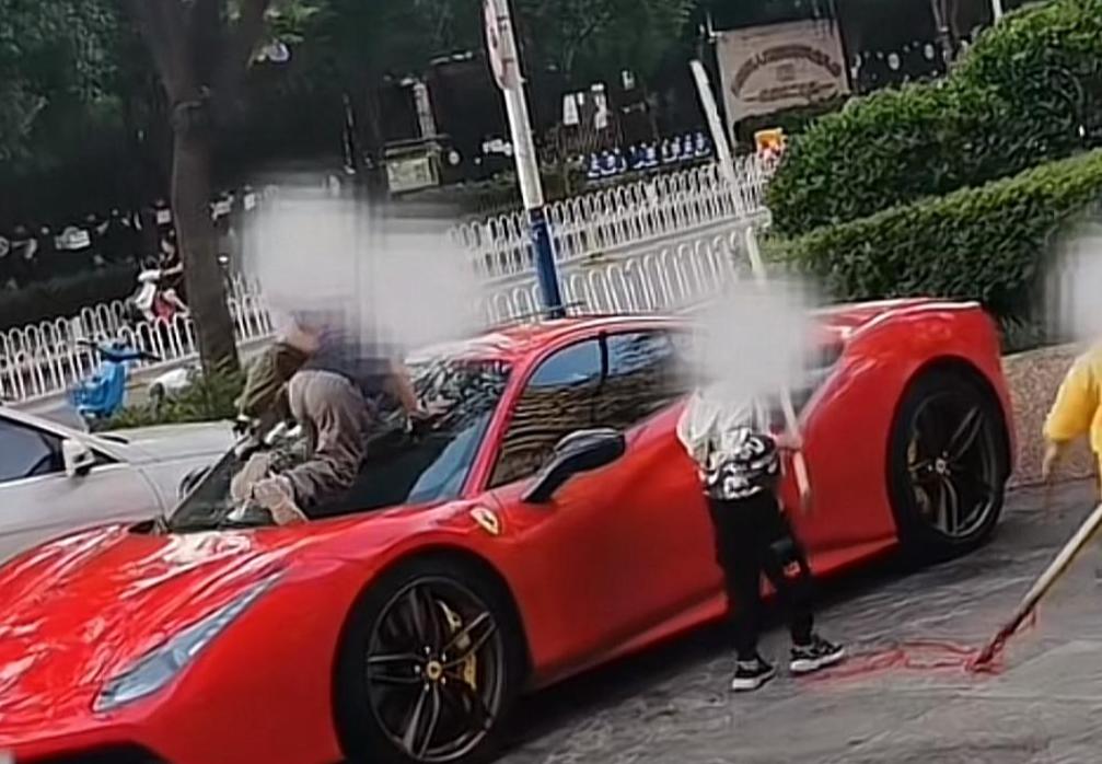 360万法拉利被多名孩童当滑梯玩耍