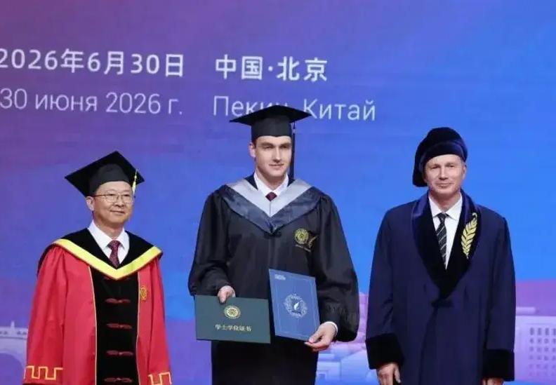 卢卡申科出席儿子在北大的毕业礼