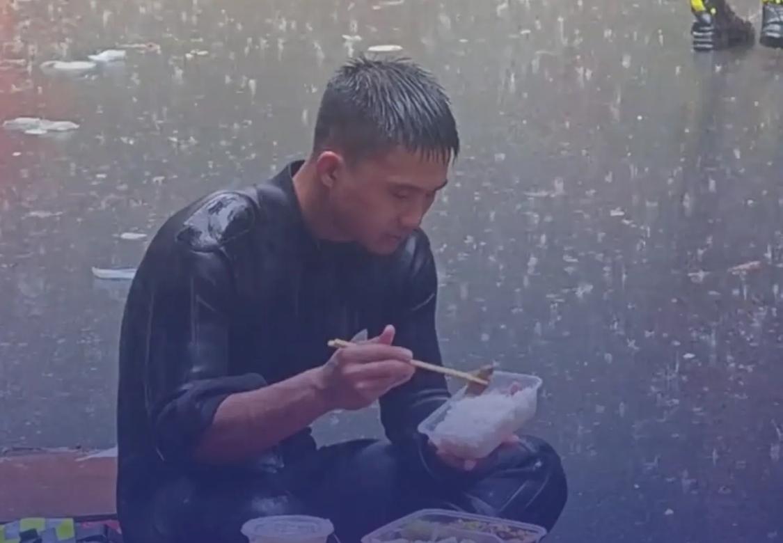 抗洪救援人员雨水混着饭菜咽下
