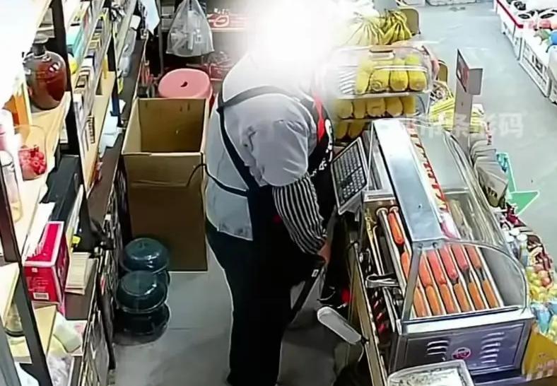 超市收银员5个月顺走247条香烟